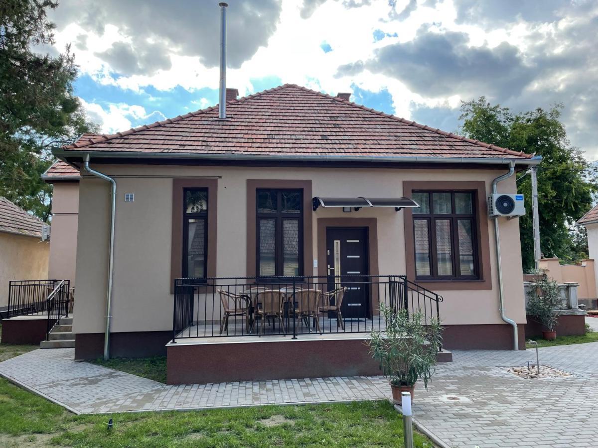 קישקונהלש Kovacs Apartmanhaz מראה חיצוני תמונה
